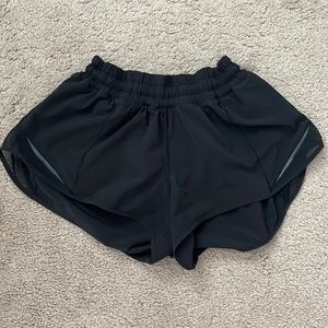 black lululemon hotty hot shorts size 4, 2.5”